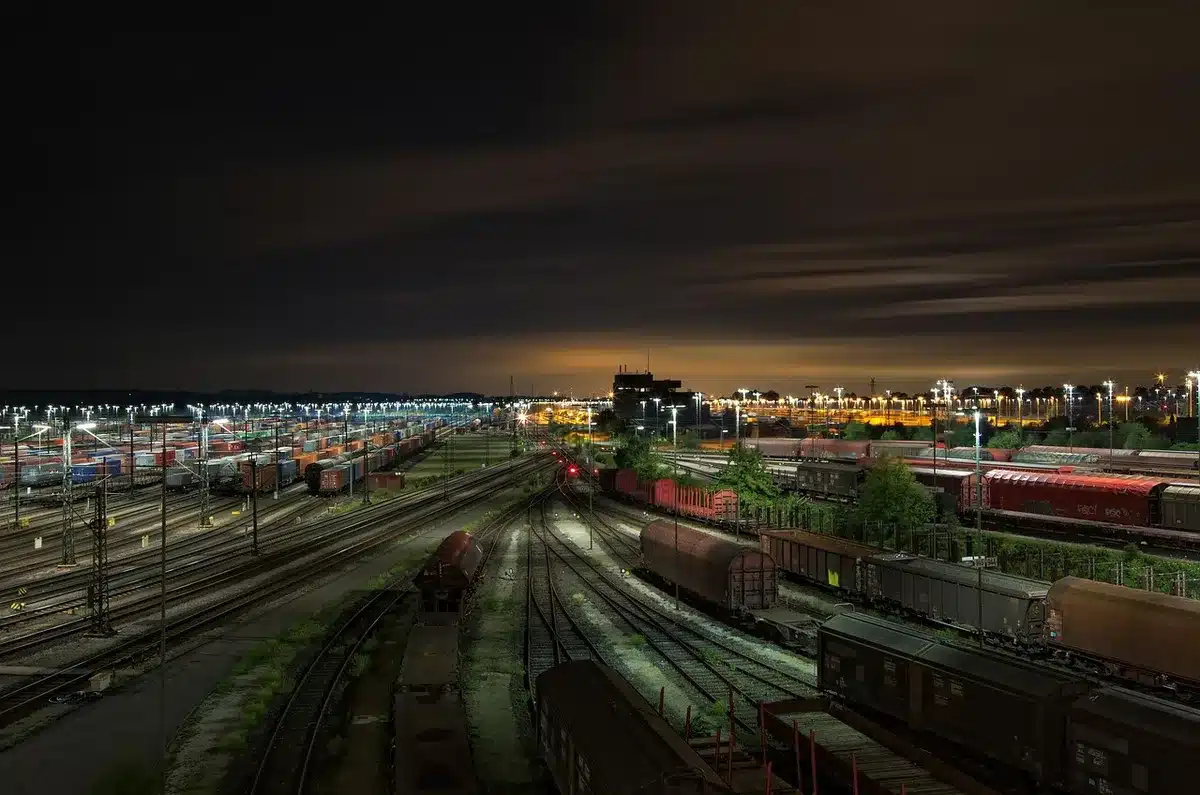 Vue diurne d'une porte à LaGuardia avec un avion régional au taxi