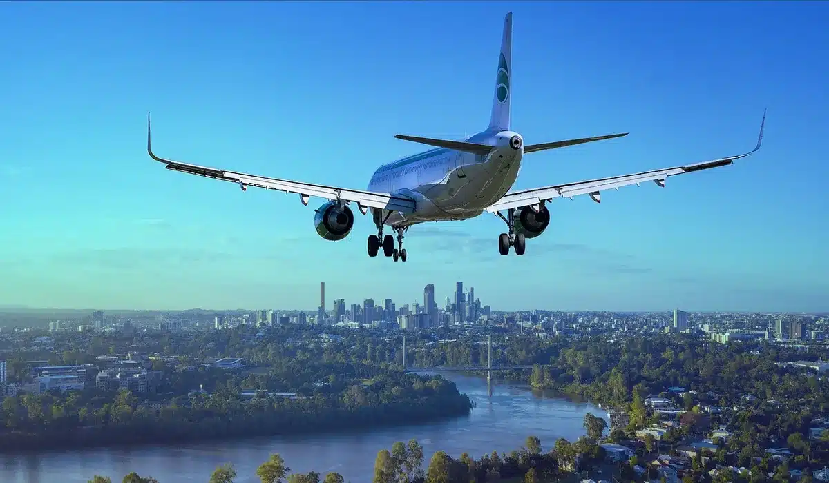 Gros plan d'un siège premium d'avion avec écran et plateau déployé