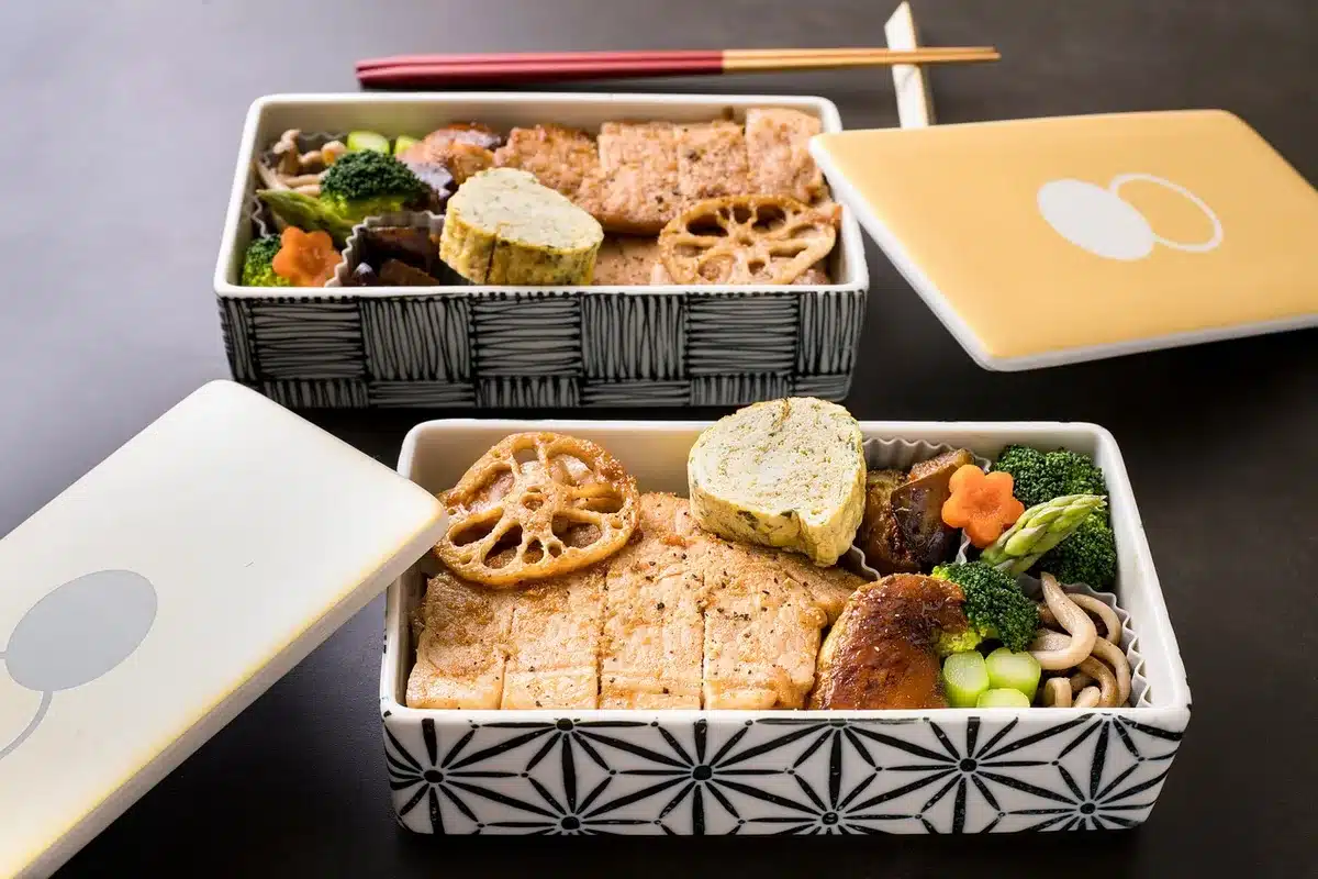 Boîte repas style bento servie à bord d'un avion