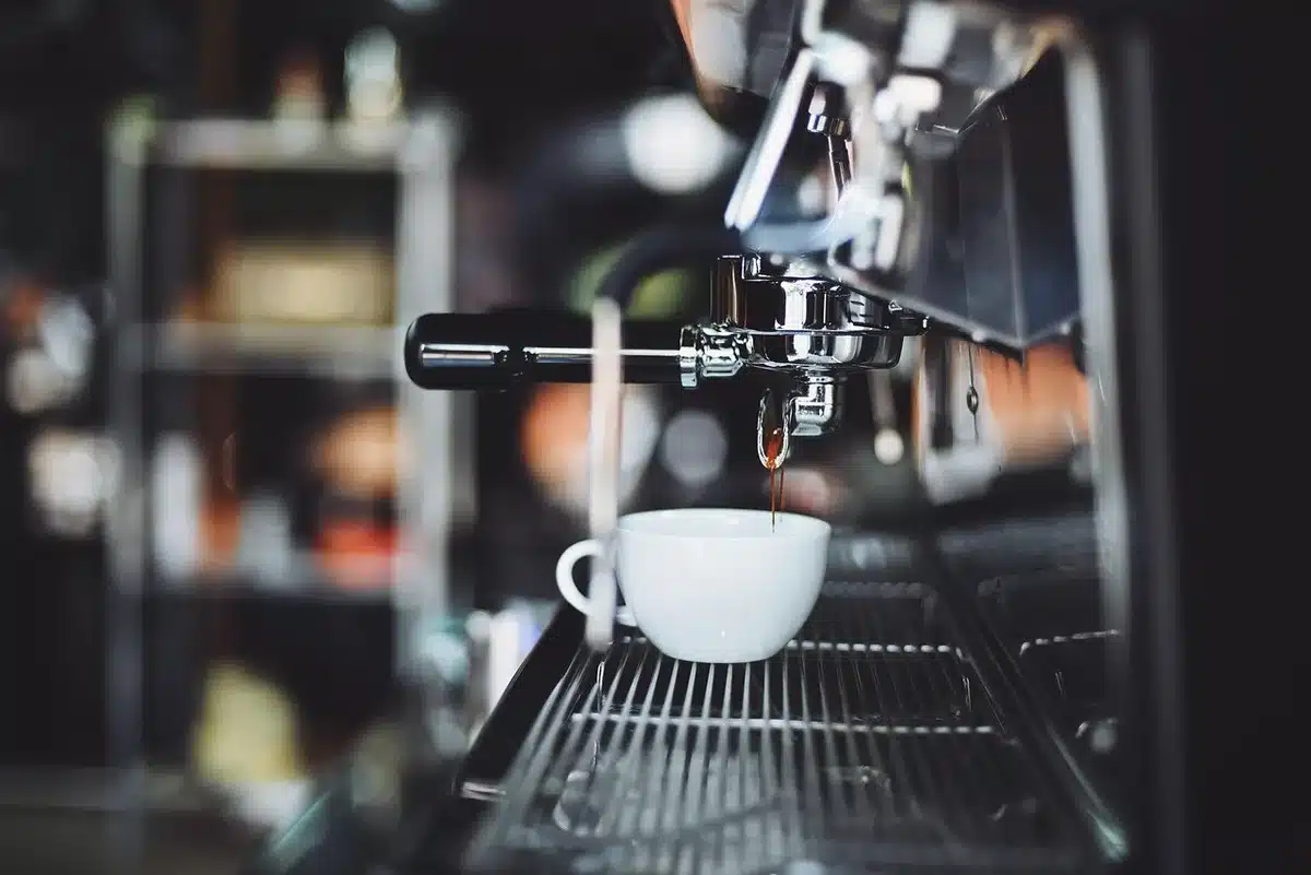 Barista préparant un café dans un petit café de Melbourne