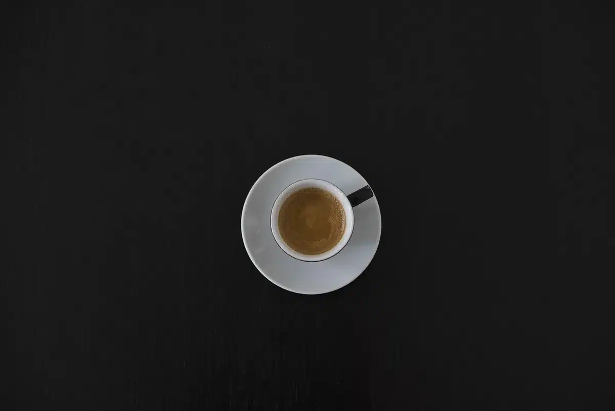 Barista préparant un café dans un café de spécialité à Melbourne
