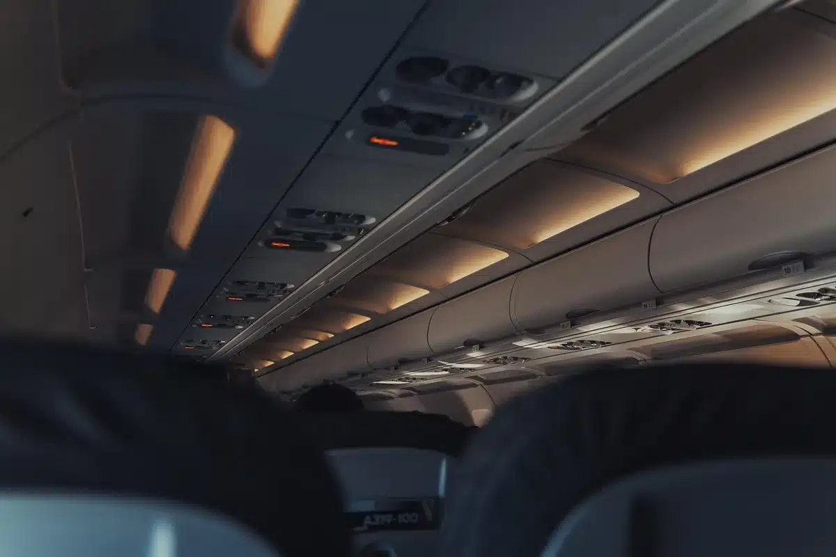 Intérieur anonyme d'un Airbus A350 montrant une cabine business moderne