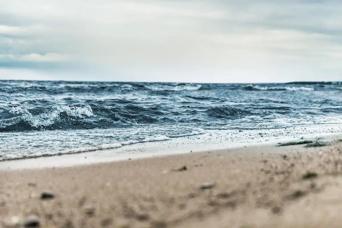 Surfeur débutant recevant des conseils sur une plage de Canggu
