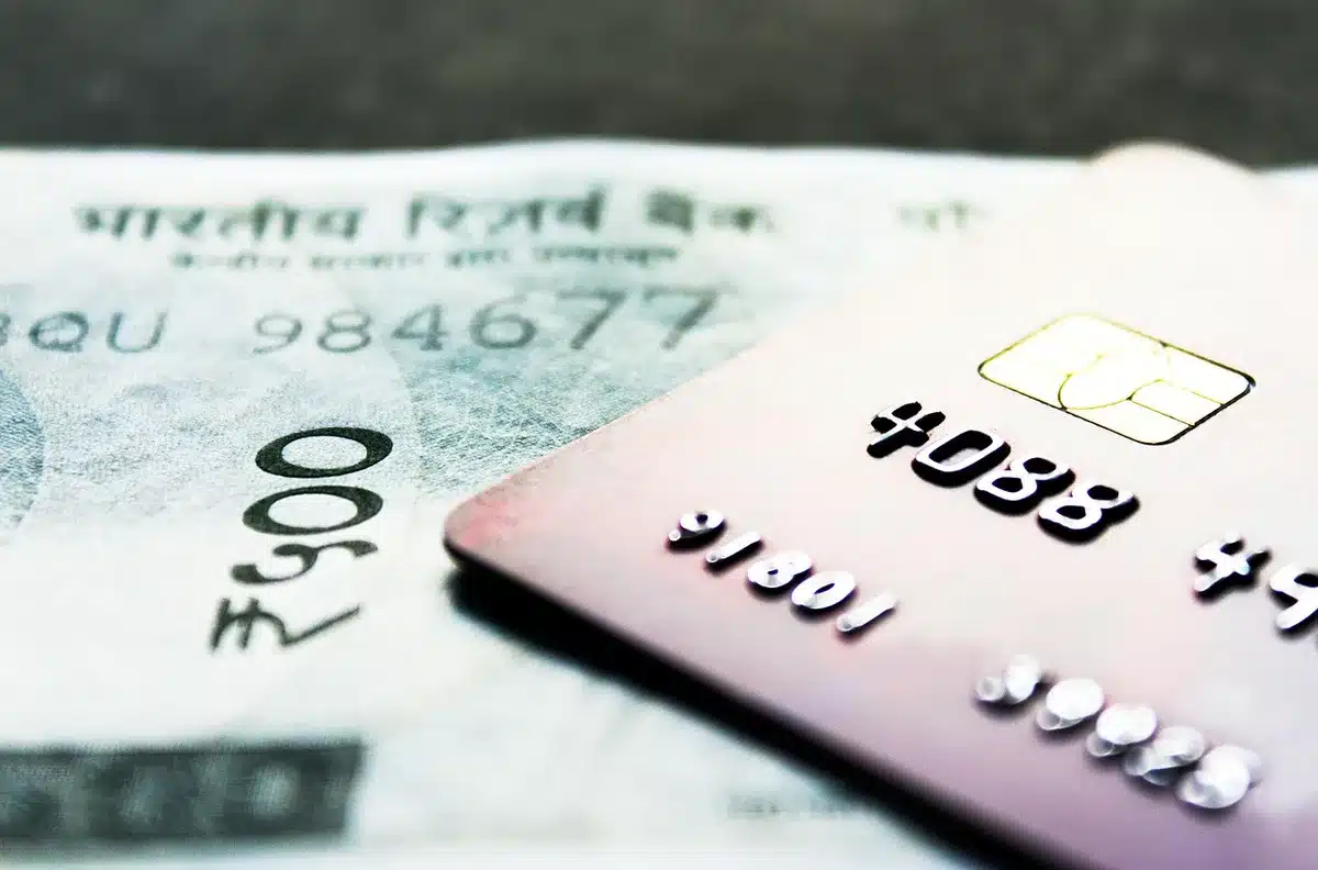 Terminal de paiement montrant une option de conversion sur écran
