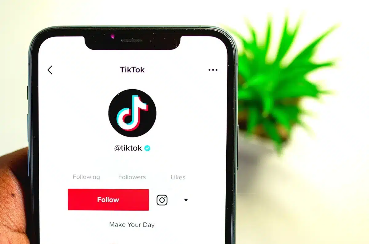 Personne remplissant un formulaire en ligne sur un ordinateur portable