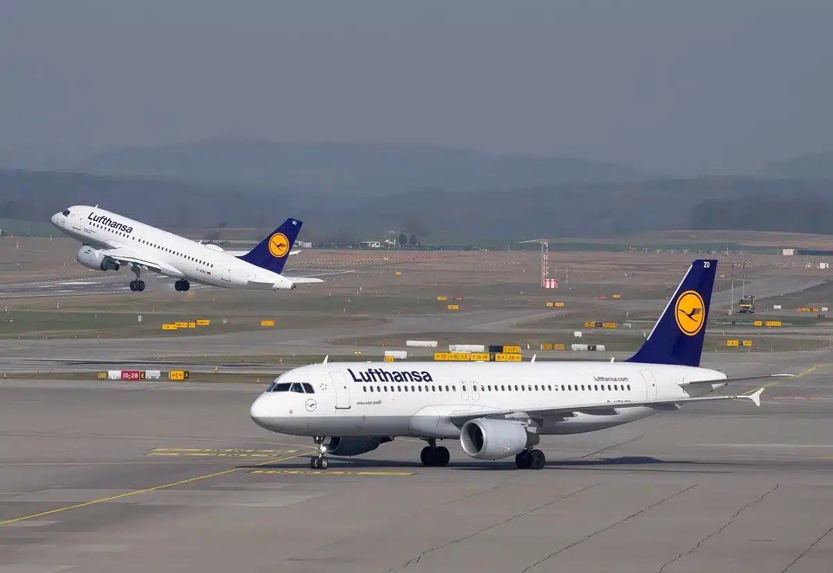 Vue d'ensemble d'un terminal aéroportuaire avec portes et écrans de départ