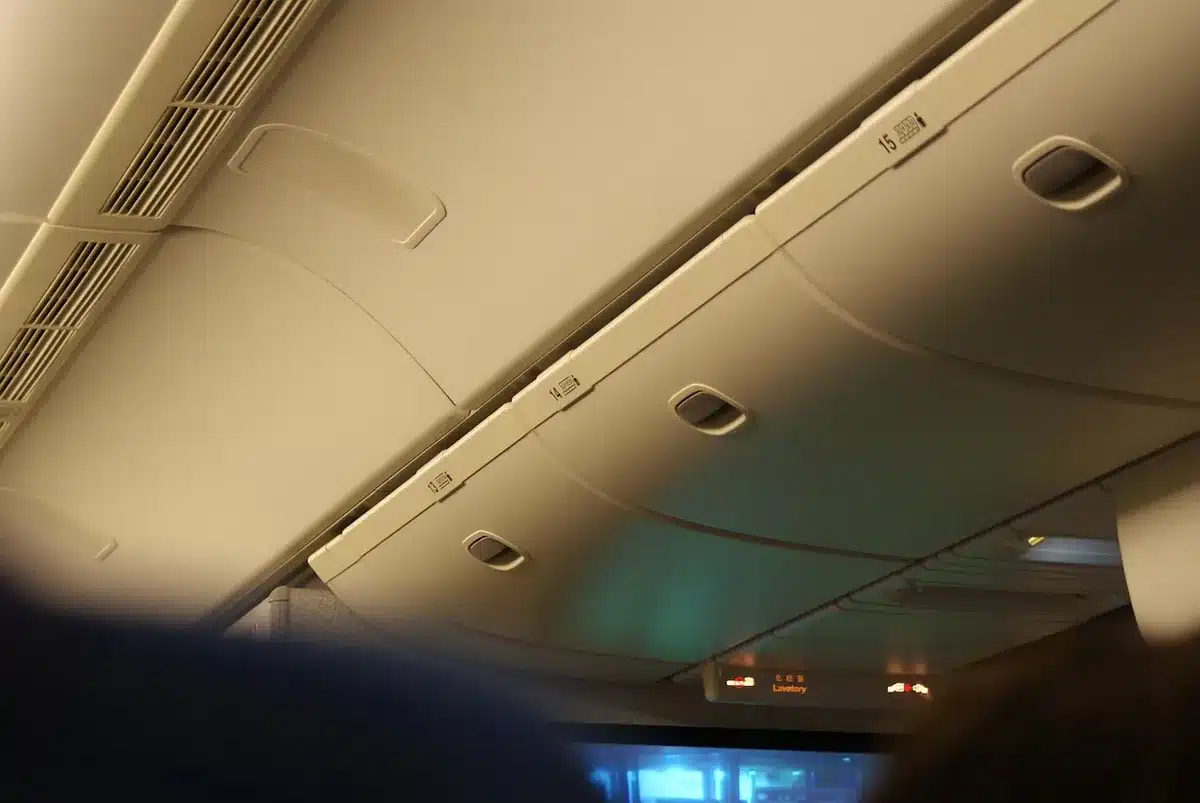 Cabine d'un monocouloir moderne montrant rangées de sièges premium et economy