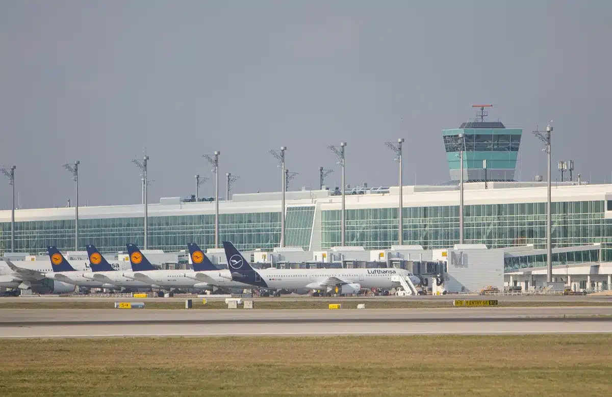 Passager cherchant des billets sur un ordinateur portable avec options miles affichées