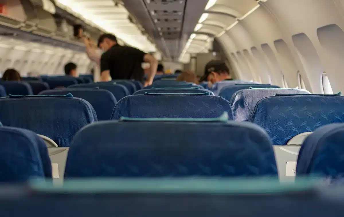Intérieur de cabine d'Airbus A321XLR avec sièges Premium Economy et suites Polaris