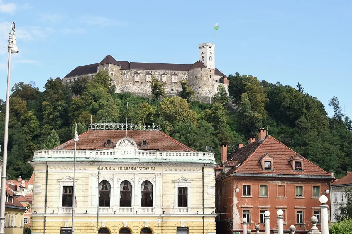 Vue panoramique de Ljubljana avec ses bâtiments historiques et ses ponts caractéristiques