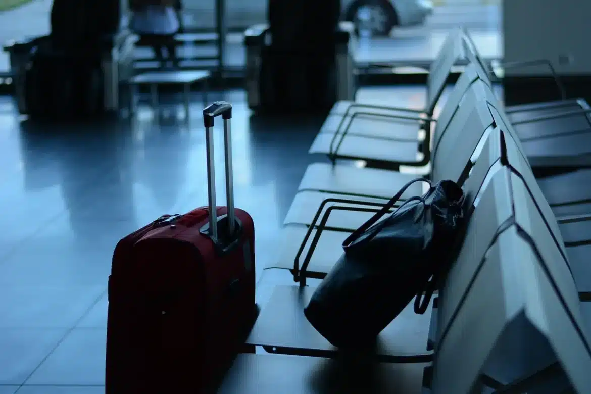 Tableau des départs d'aéroport affichant plusieurs destinations internationales avec horaires de vol