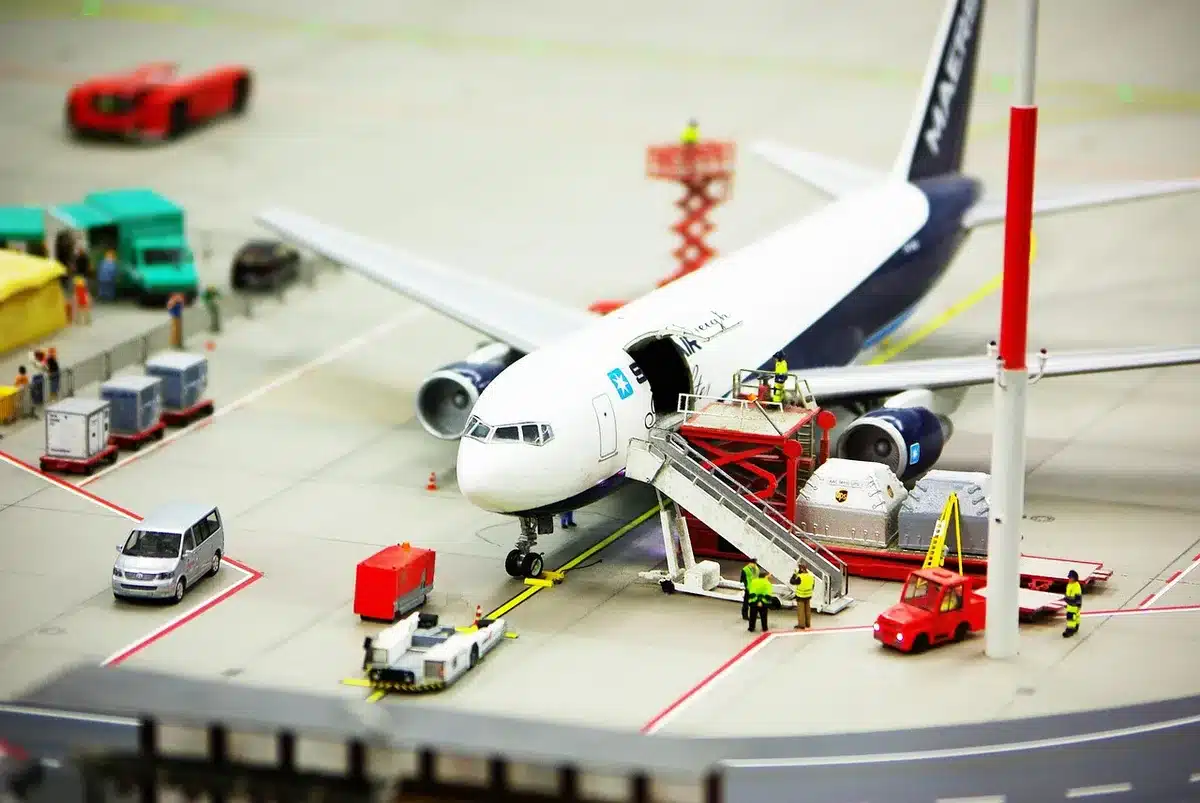 Terminal d'aéroport régional accueillant un vol international