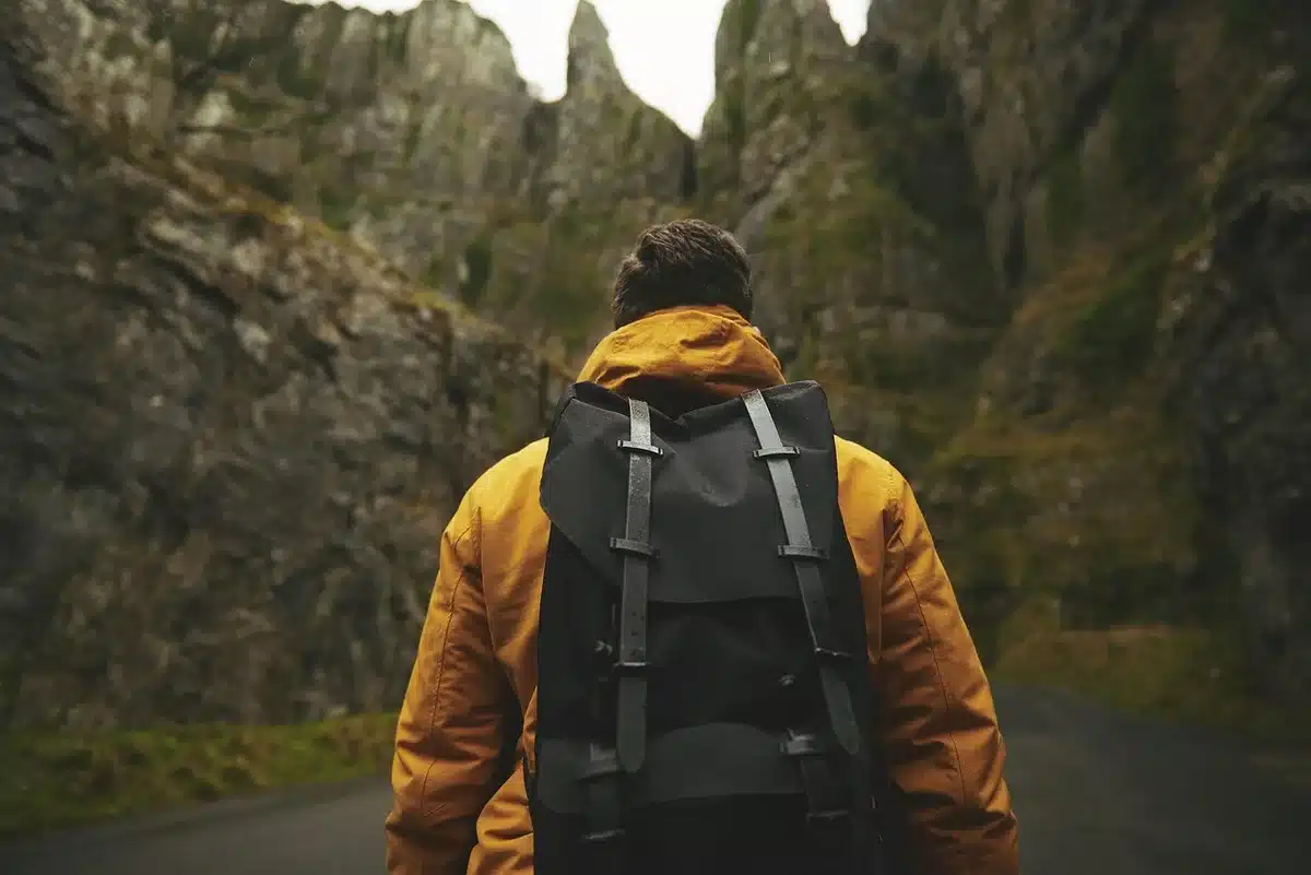 Détails techniques d'un sac de randonnée montrant les bretelles, la ceinture ventrale et le soutien lombaire