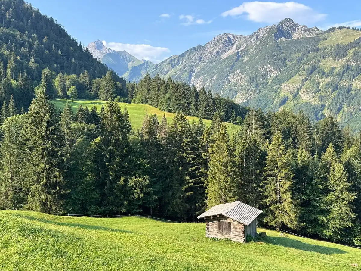 Rangée de sièges business convertibles en lits à plat dans une cabine
