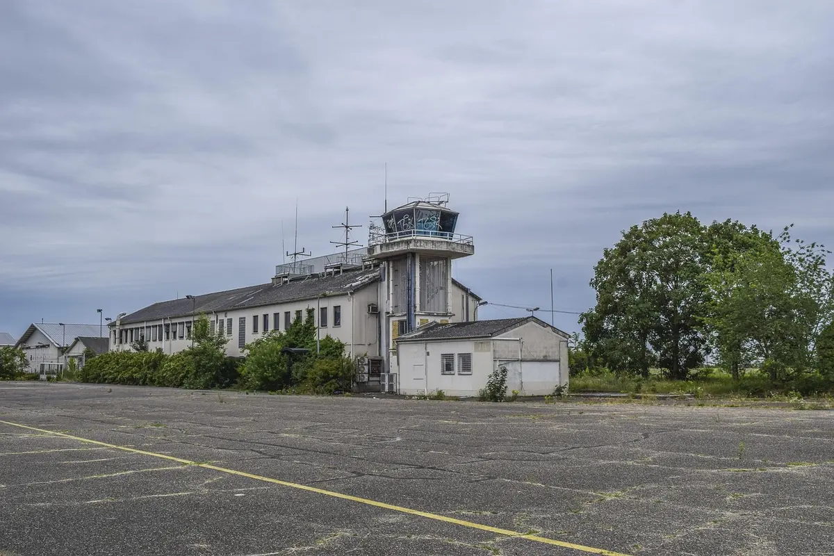 Tableau des départs affichant annulations et retards dans un aéroport
