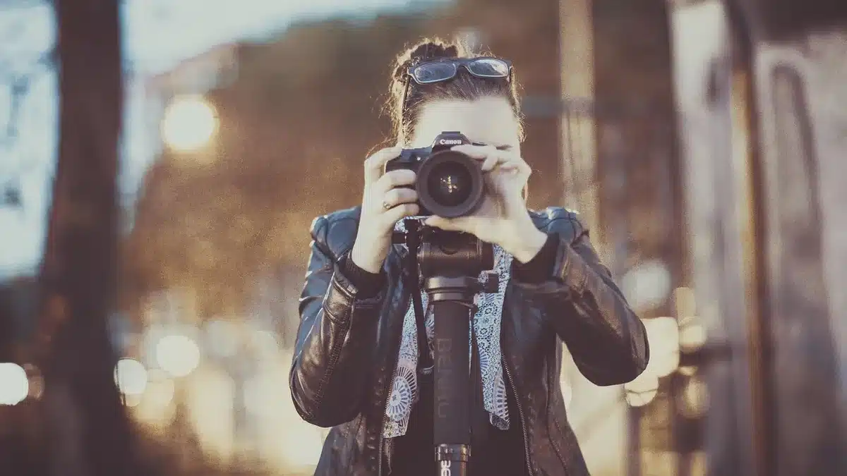 Photographe en plan rapproché tenant le CAMON, réfléchissant à l'intention