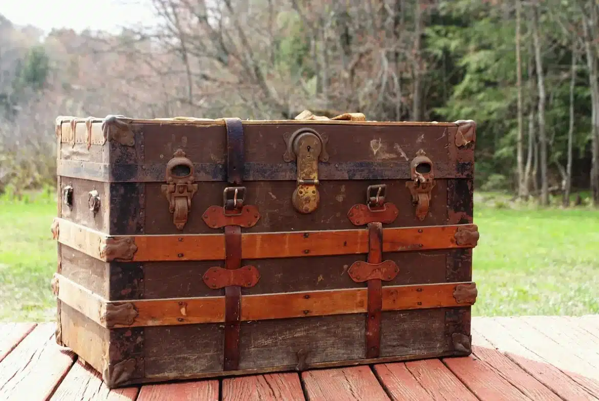 Valise ouverte sur un lit, packing cubes organisés et un cube de compression en arrière-plan