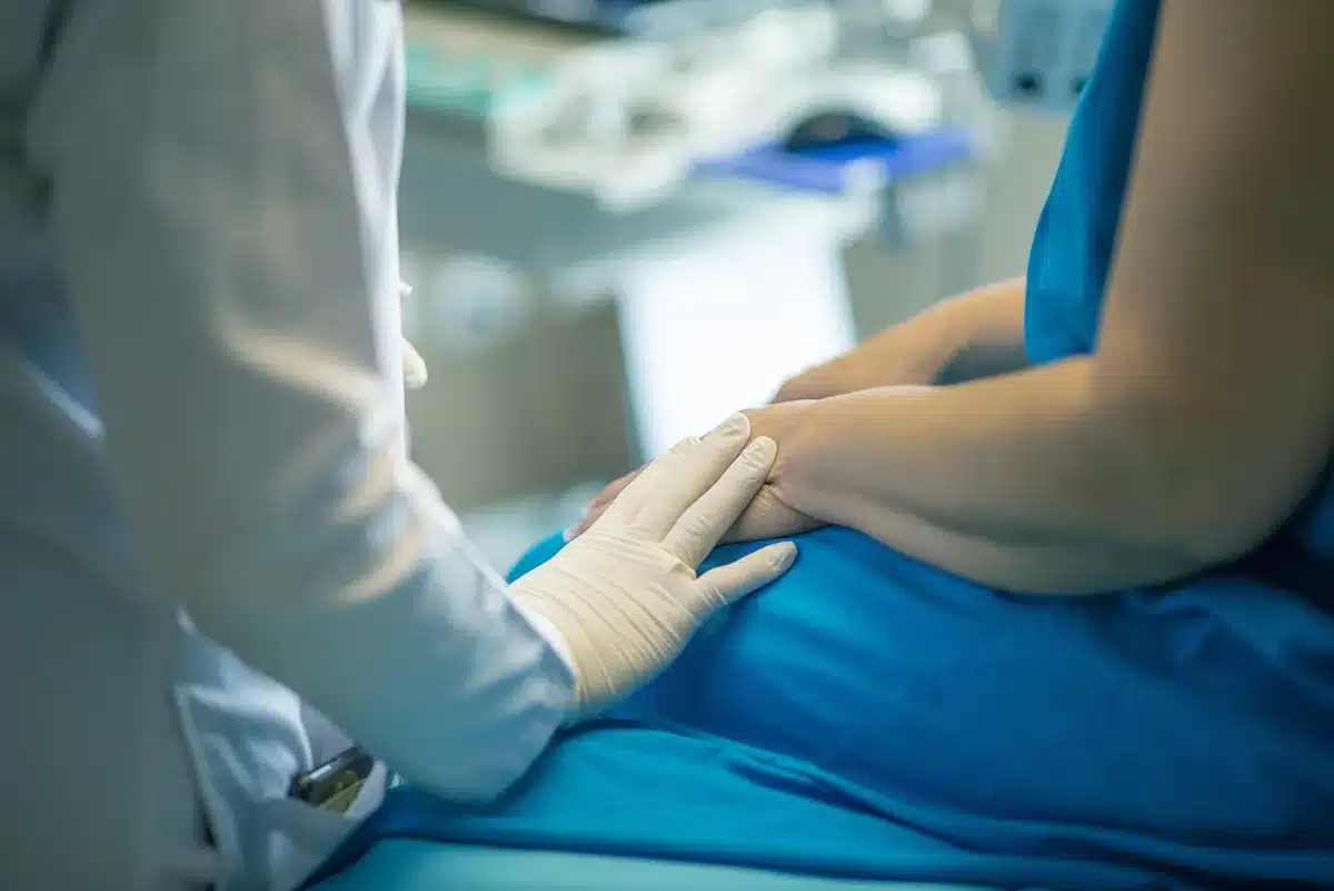 Voyageur discutant de couverture médicale avec un conseiller