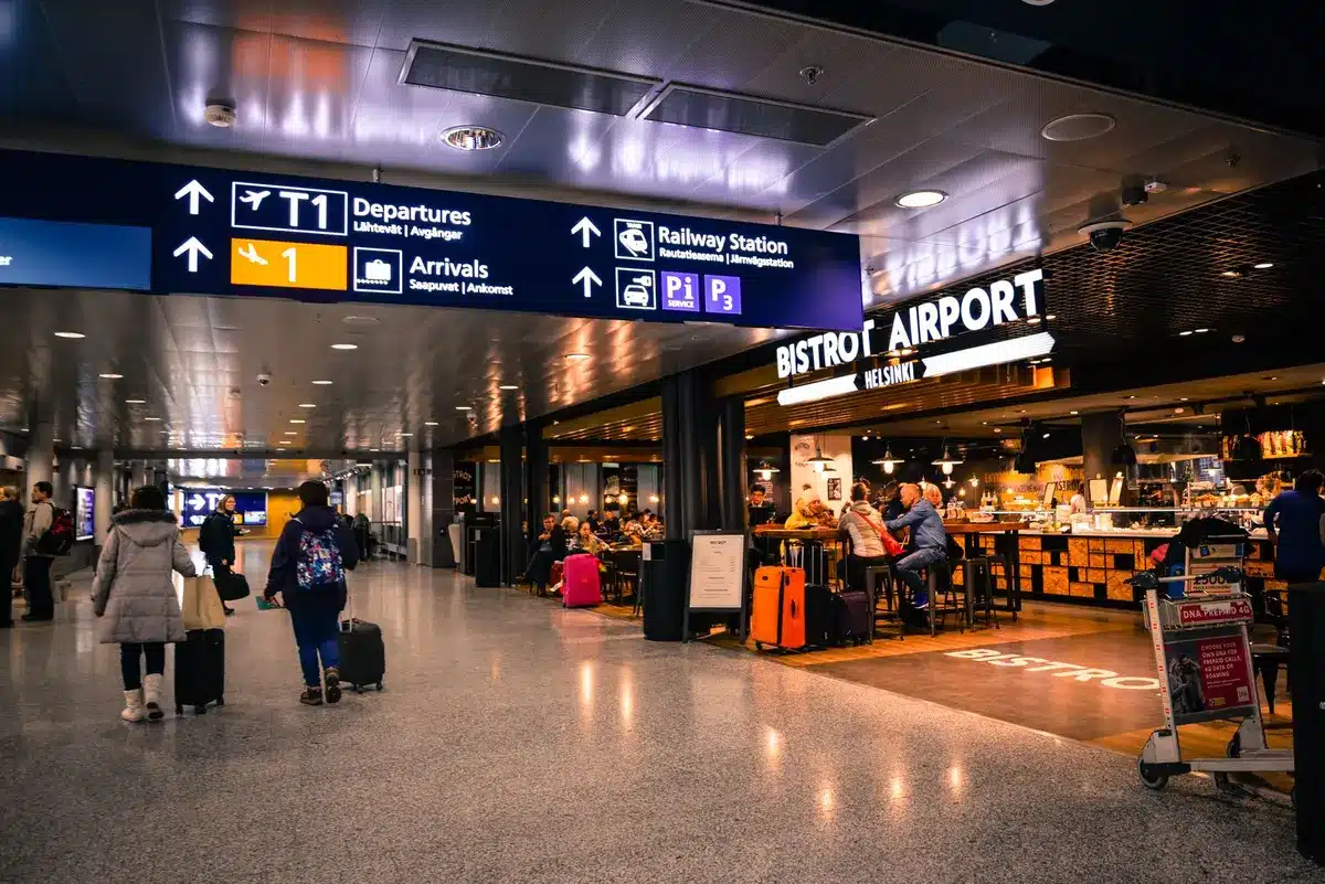 Passager déposant une réclamation pour bagages perdus au comptoir