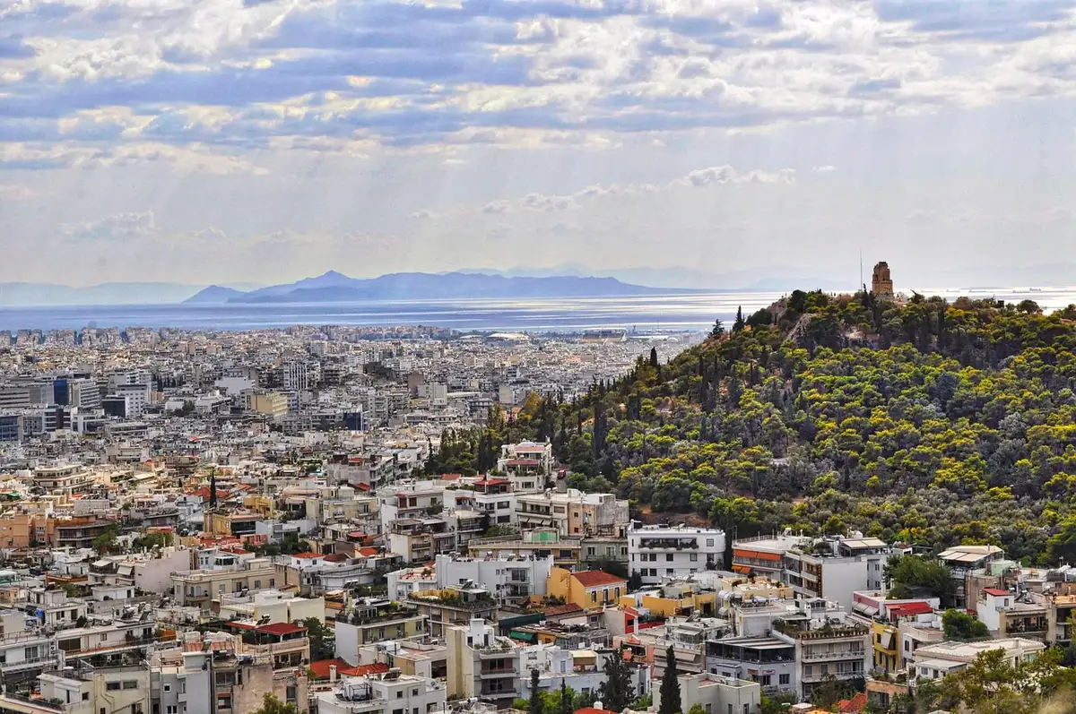 Vue diurne de l'Acropole depuis une rue d'Athènes