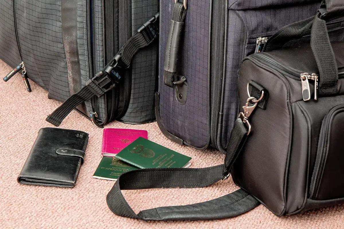 Valise organisée avec cubes de rangement et vêtements roulés