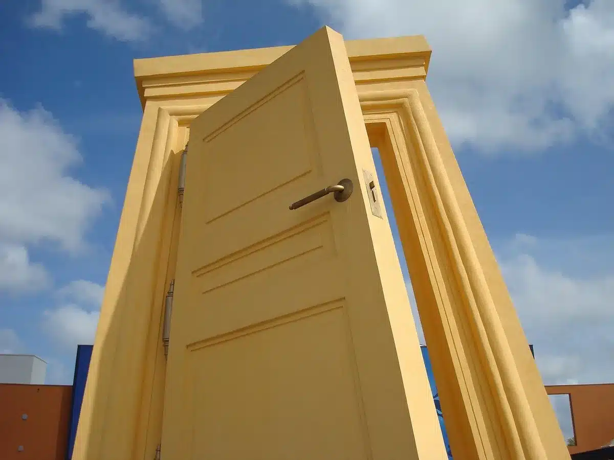 Entrée de parc décorée de banderoles colorées et visiteurs anonymes
