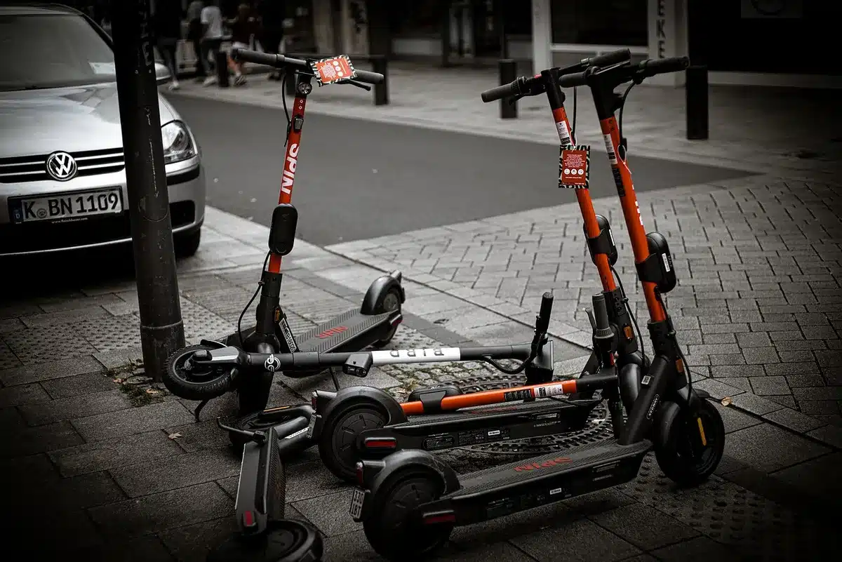 Scooter garé près d'un comptoir de location et casque posé dessus