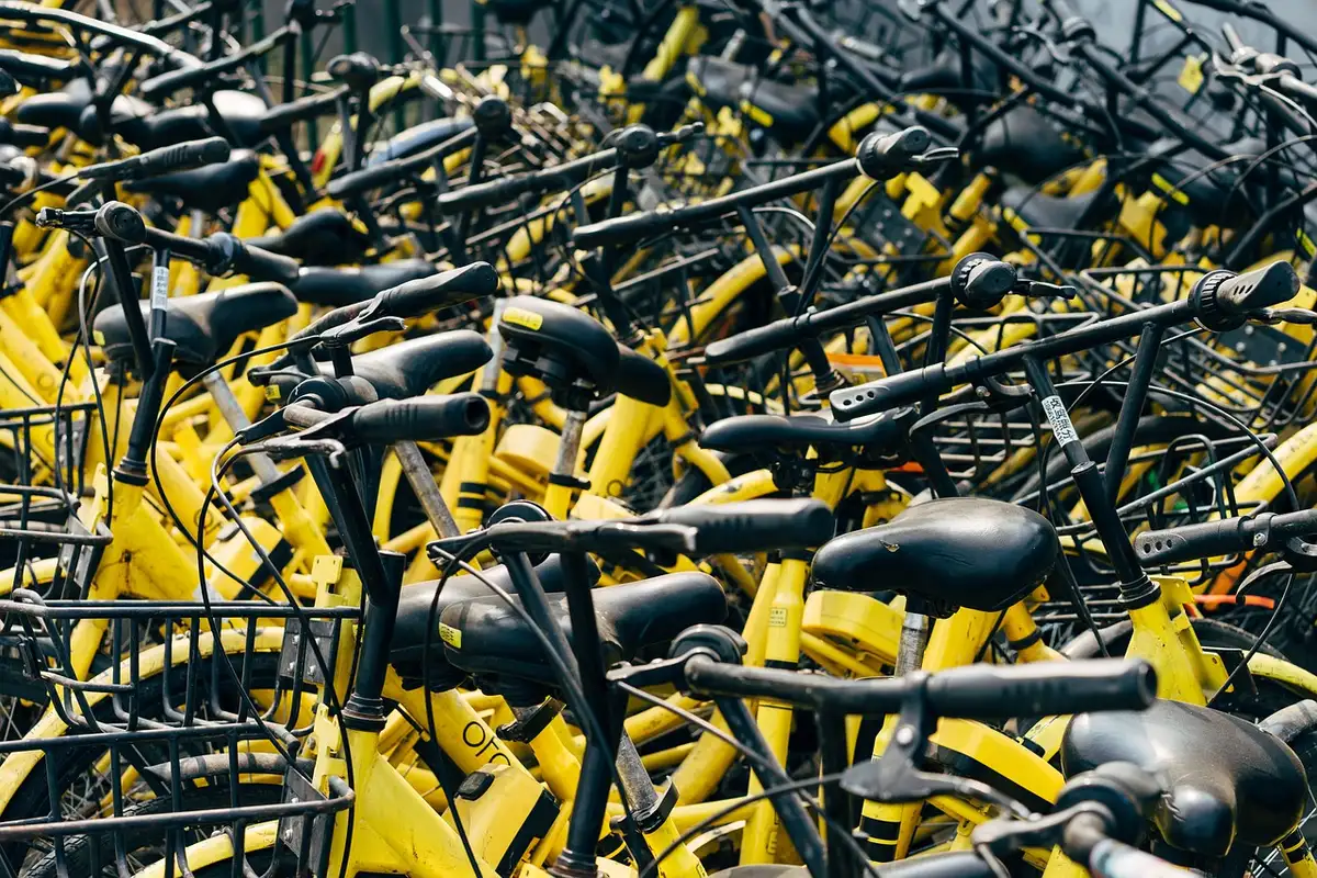 E‑bike appuyé contre une barrière près d'une route côtière ensoleillée