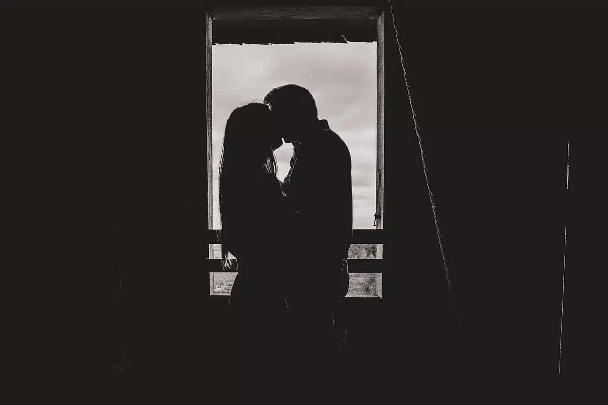 Chambre privée en auberge avec lit simple et grande fenêtre en lumière du jour