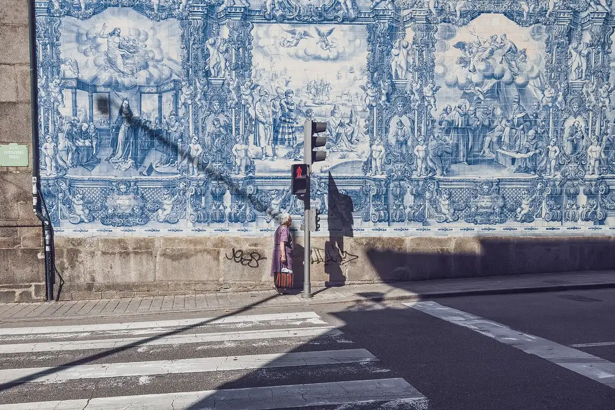 Murales colorées à Digbeth sur des façades industrielles en journée