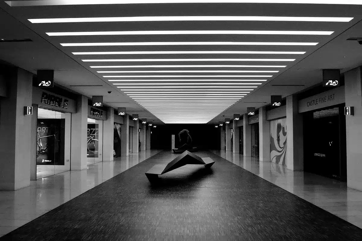 Intérieur lumineux d'un salon d'aéroport premium