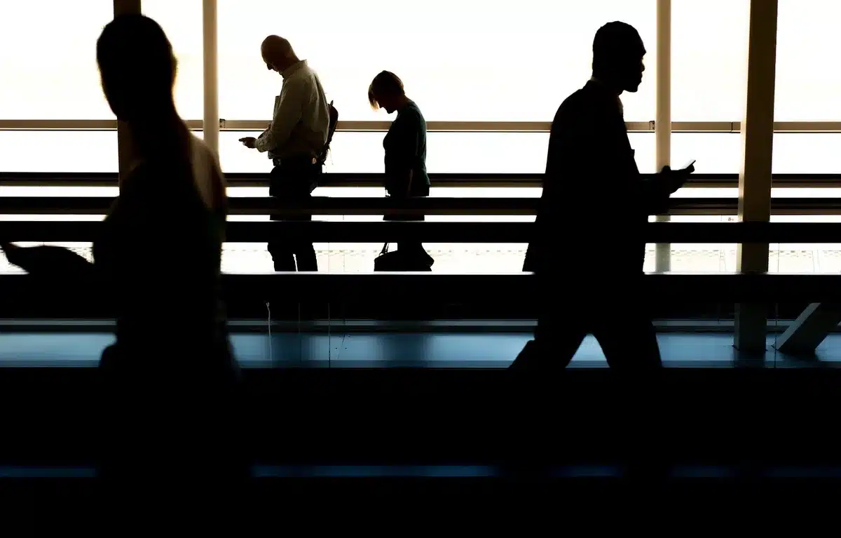 Vue d'un embarquement à l'aéroport de Philadelphie avec passagers et avion au fond