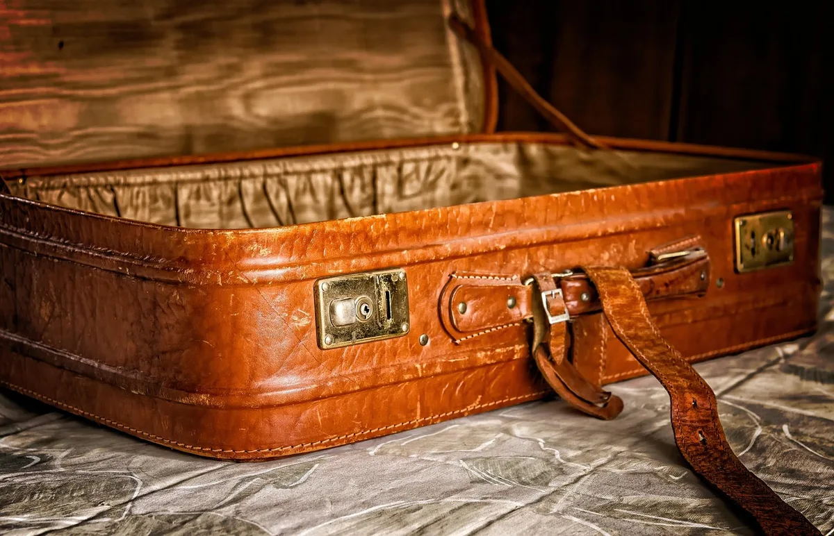 Valise ouverte avec cubes de rangement séparant les vêtements d'enfants