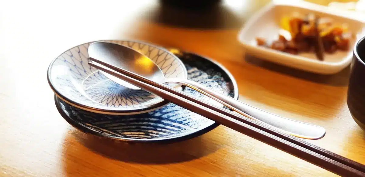 Client arrondissant l'addition à table dans un restaurant européen