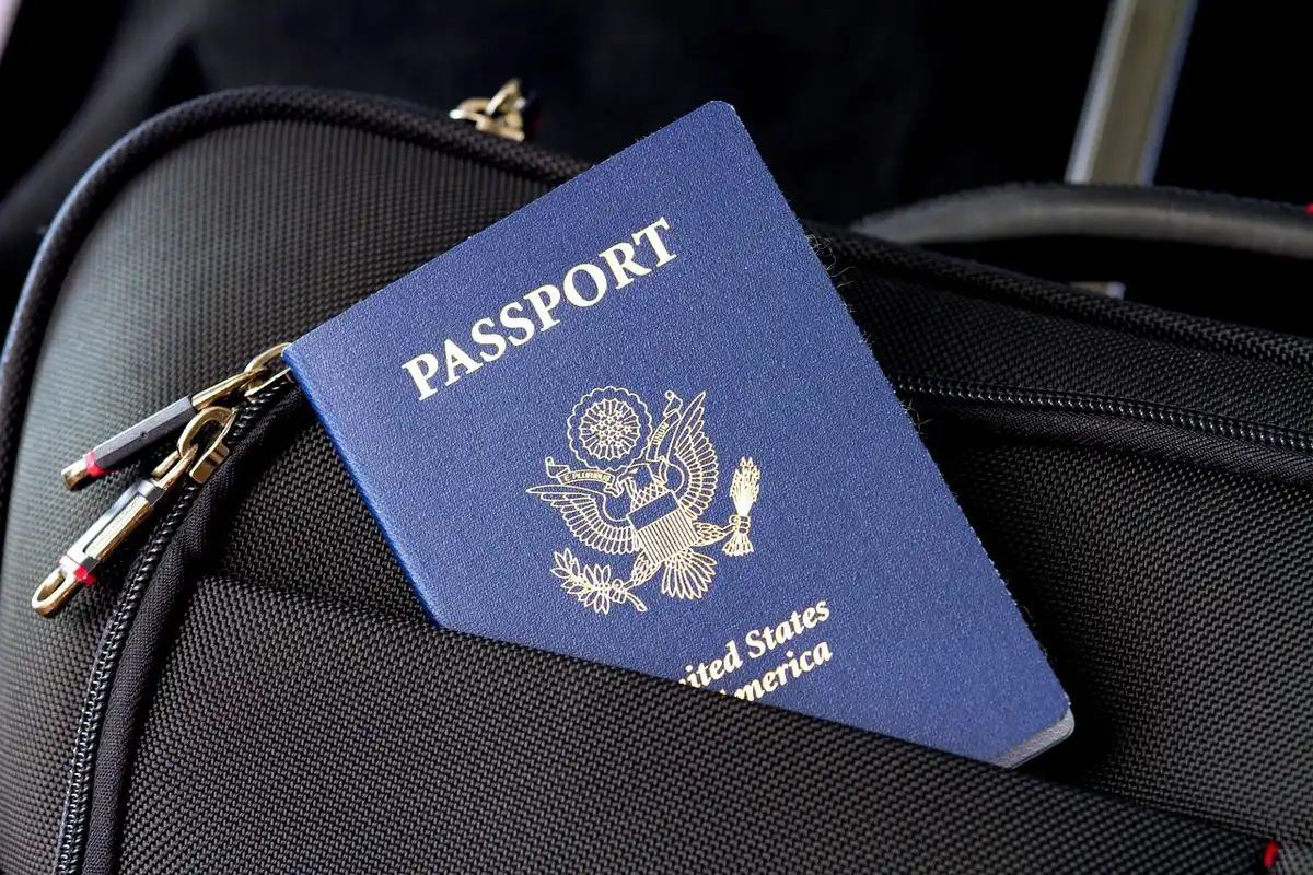 Passeport et billets posés sur une table avant le départ