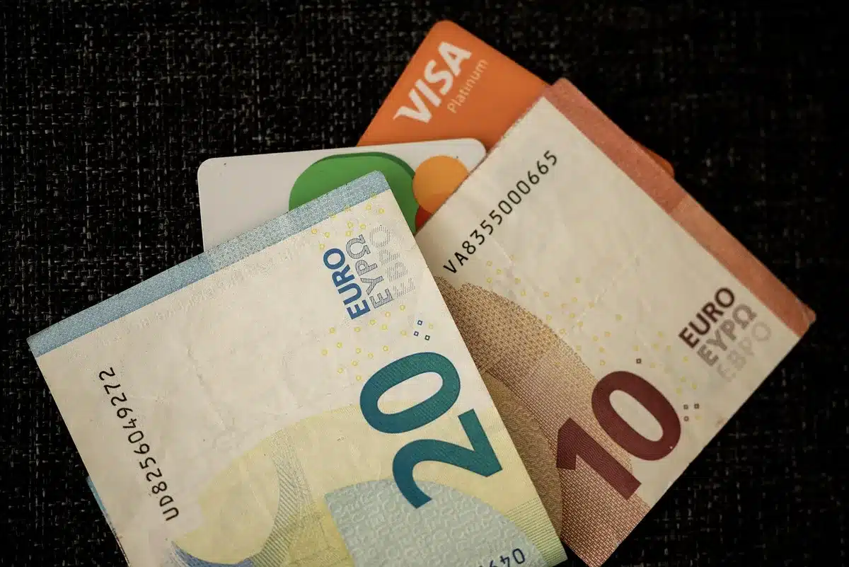 Portefeuille avec carte bancaire et monnaie locale en petites coupures