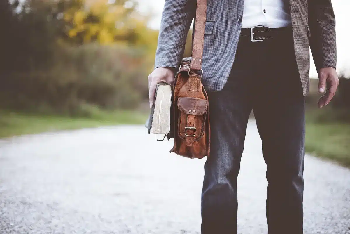 Valise bien organisée avec vêtements et trousse de essentiels à portée de main