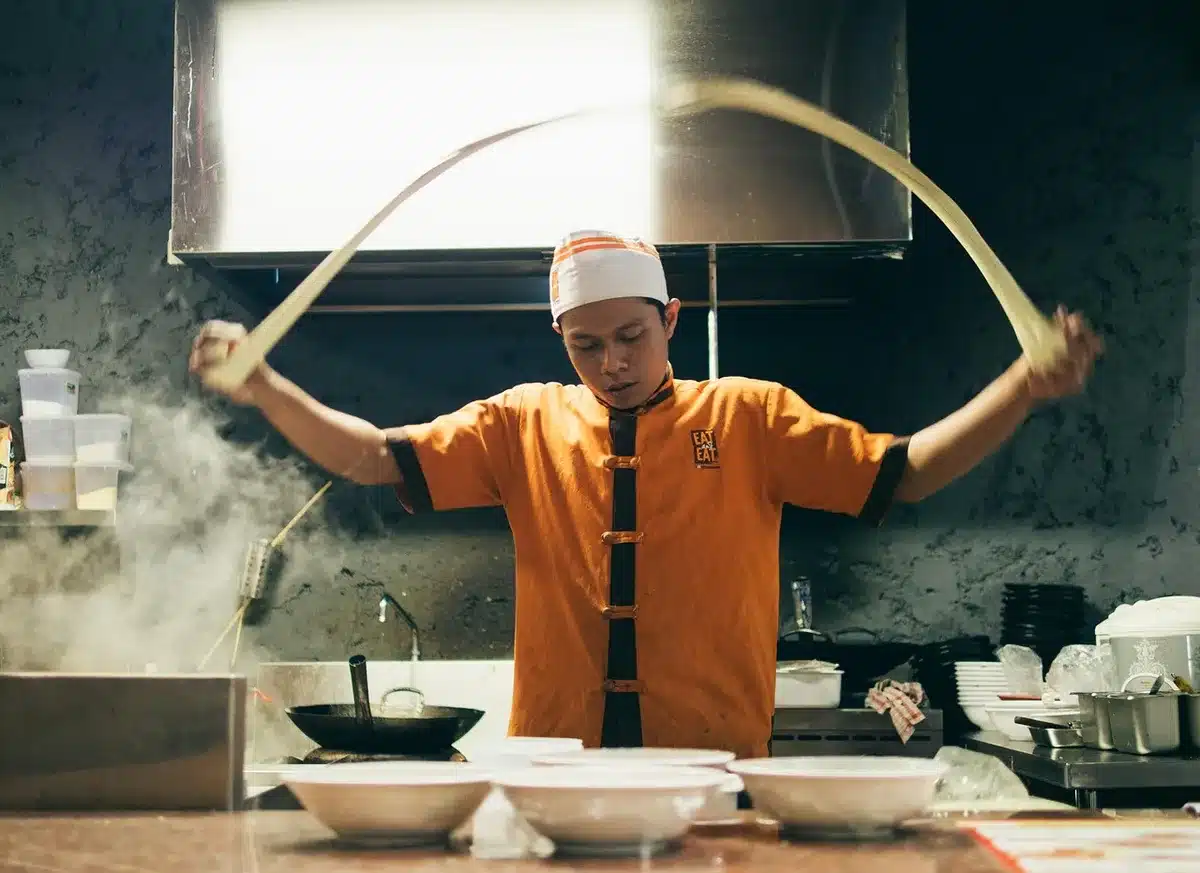 Comptoir de sushi avec pièces et chef en arrière-plan flou