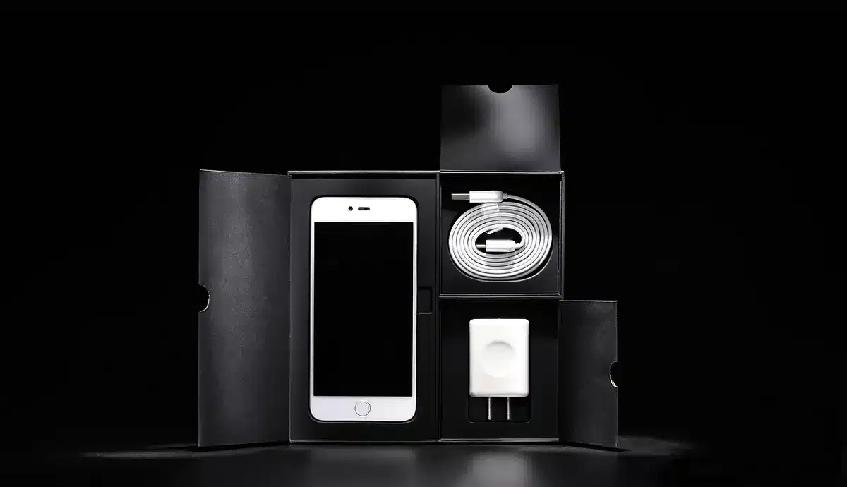 Sac personnel avec passeport, téléphone et chargeur visible dans une poche extérieure