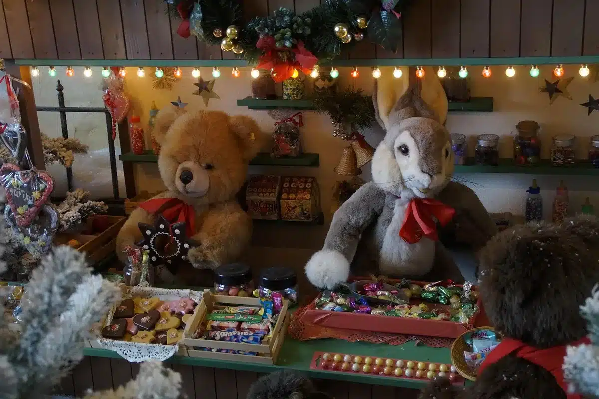 Stands de pain d'épices et décorations au marché de Nuremberg