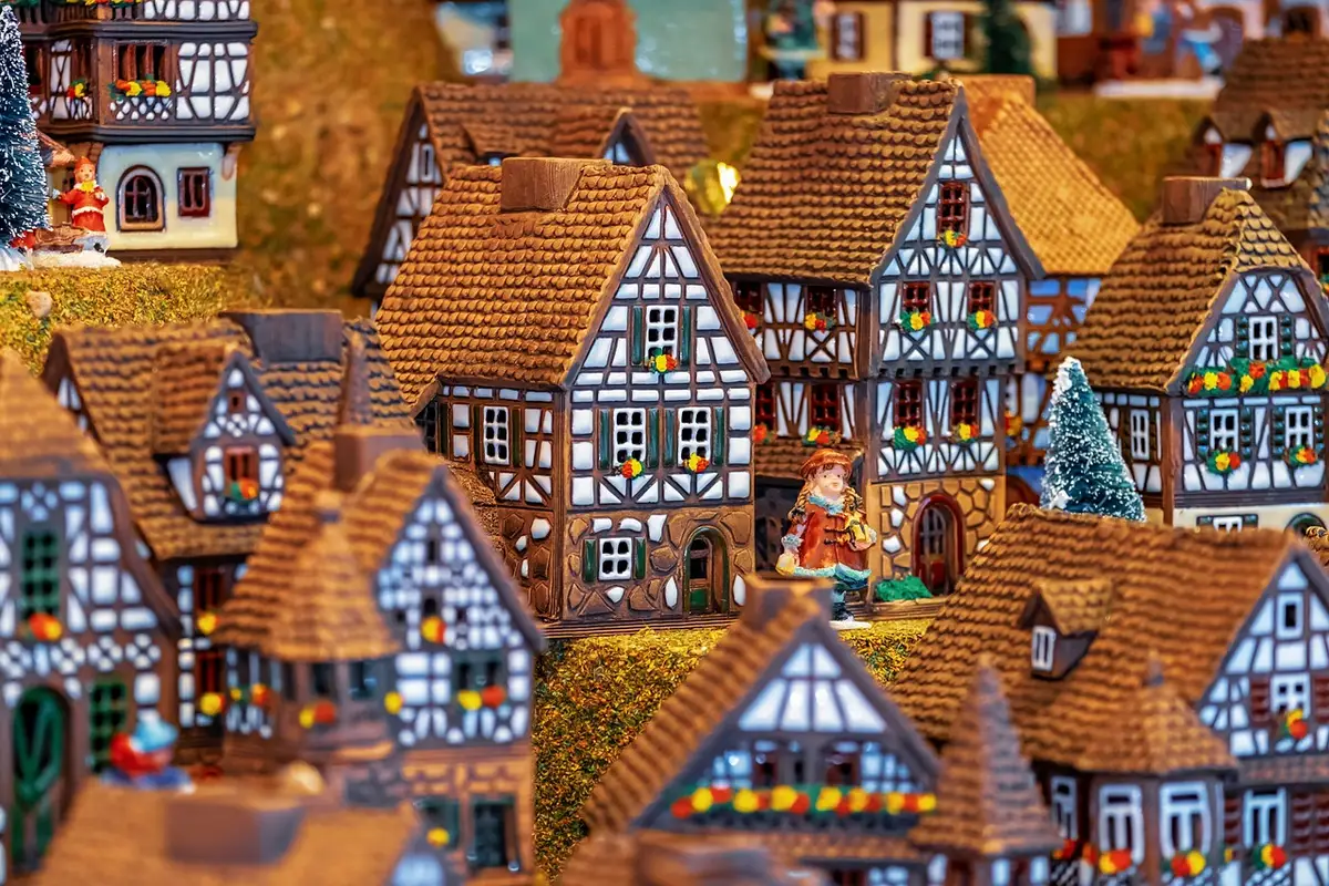 Marché de Noël en montagne avec chalets et panorama alpin