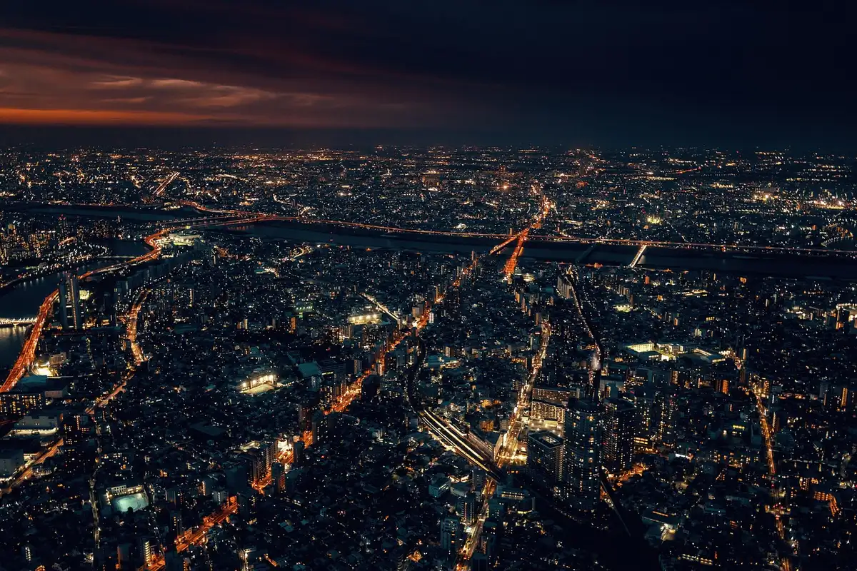 Façades d'hôtels élégants près de Tokyo Station et du Palais impérial