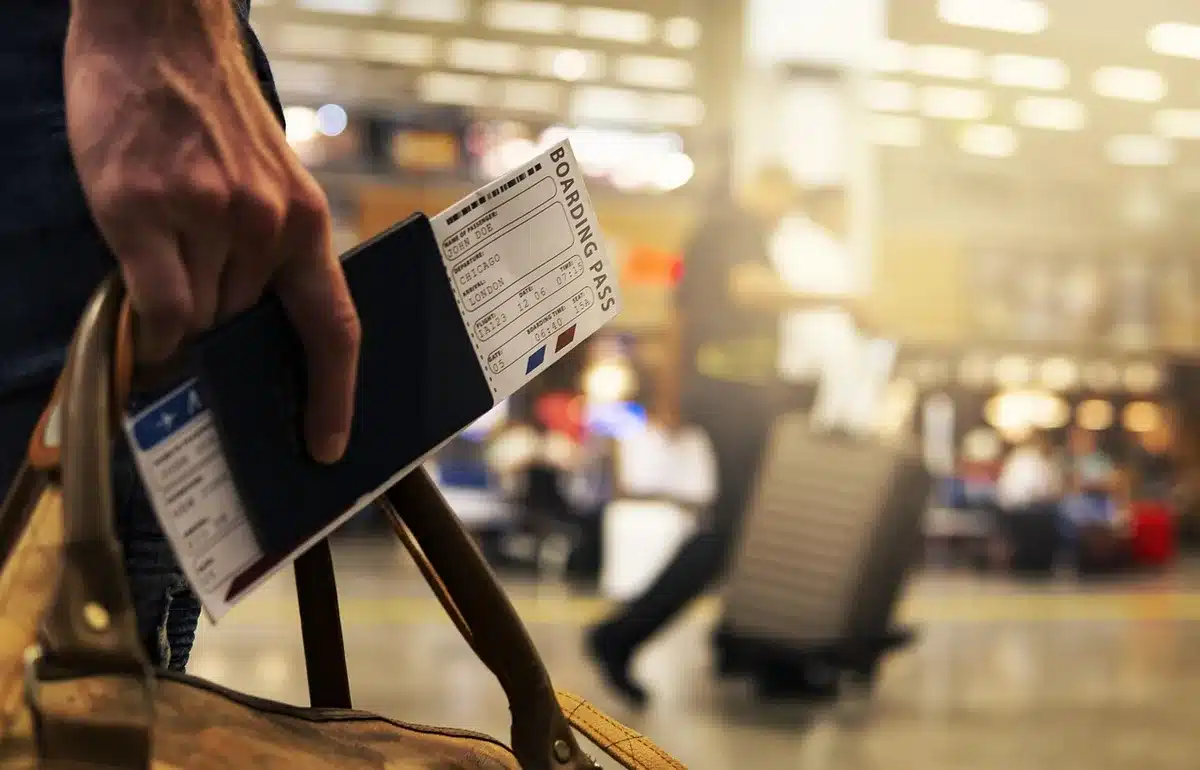 Valise légère à roulettes dans une gare, prête pour le voyage