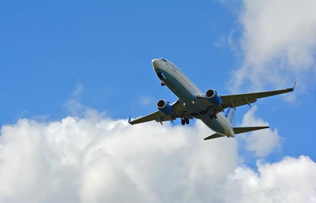 Passagers dans une cabine illustrant un modèle low-cost en transition