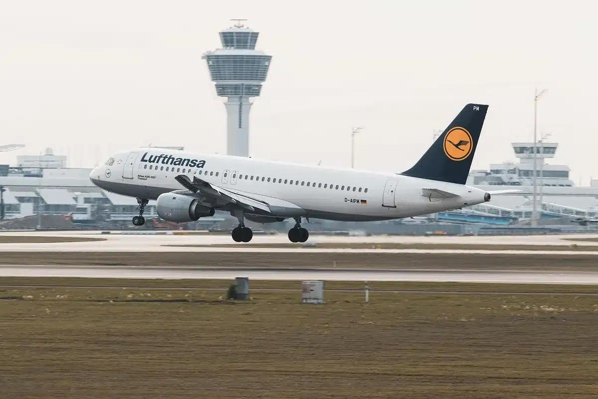 Voyageur vérifiant les informations de vol sur un écran dans un terminal