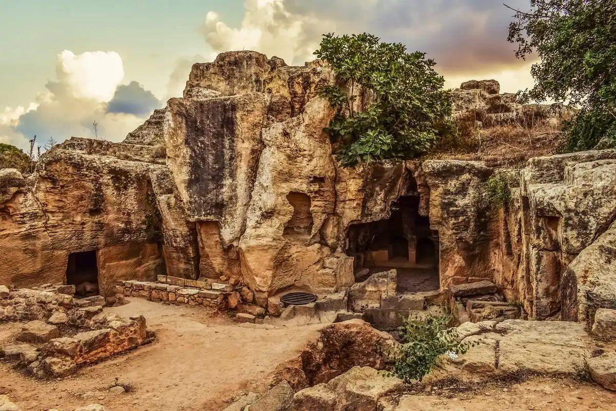 Ruines nuragiques de pierres avec tours coniques à Su Nuraxi di Barumini