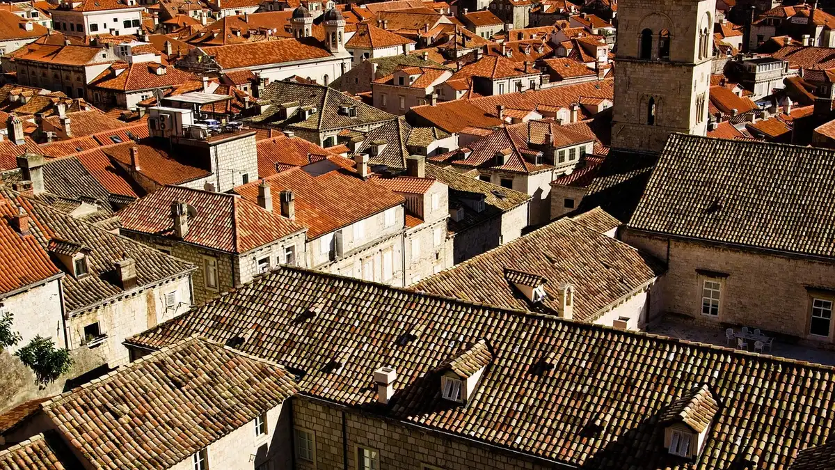 Remparts de Dubrovnik et visiteurs se promenant sur la muraille