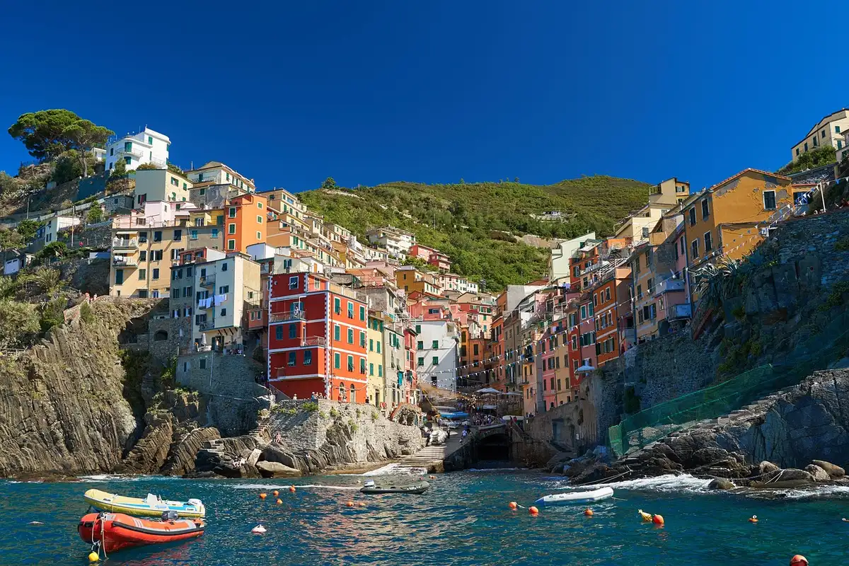 Vue colorée d'un village des Cinque Terre accroché aux falaises